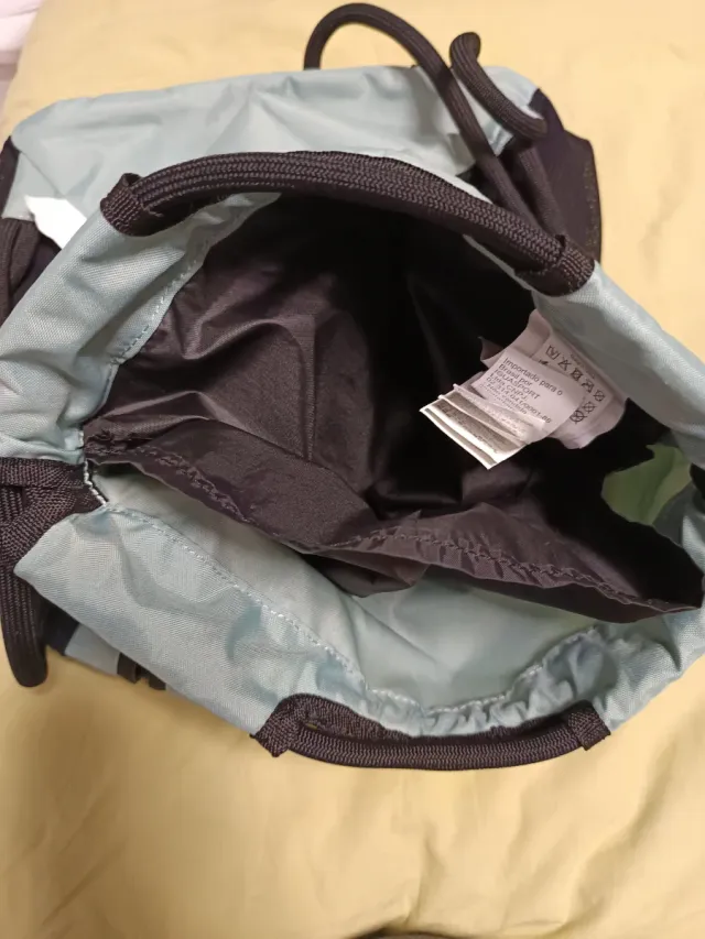 Mochila azul y negra