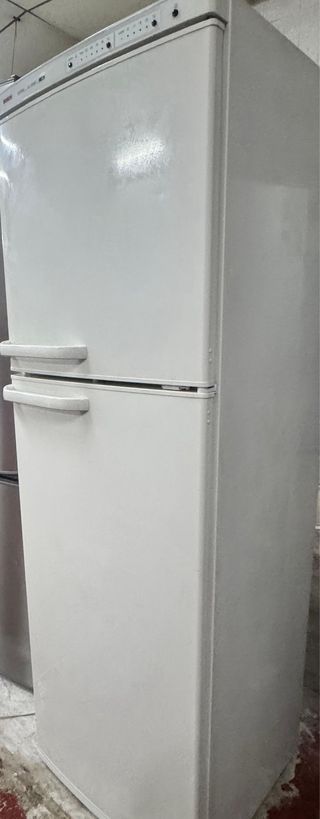 NEVERA DE DOS PURTAS MARCA BOSCH EN BLANCO