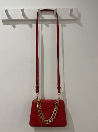 Bolso rojo Mango con cadena dorada