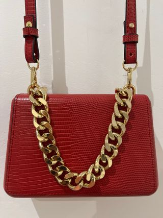 Bolso rojo Mango con cadena dorada