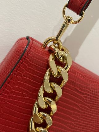 Bolso rojo Mango con cadena dorada