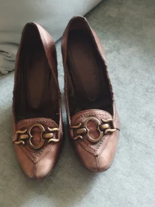 Zapatos de tacón color bronce con detalle. PIEL.