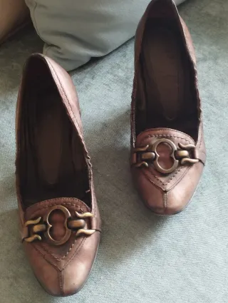 Zapatos de tacón color bronce con detalle. PIEL.