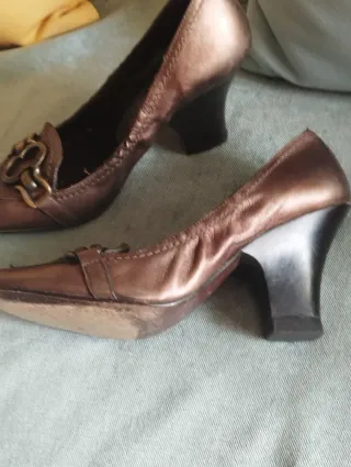 Zapatos de tacón color bronce con detalle. PIEL.