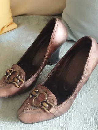 Zapatos de tacón color bronce con detalle. PIEL.