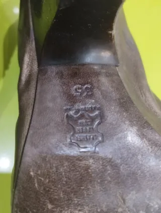 Zapatos de tacón color bronce con detalle. PIEL.