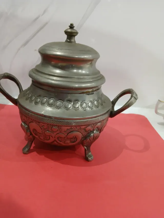 Azucarero de metal plateado con asas