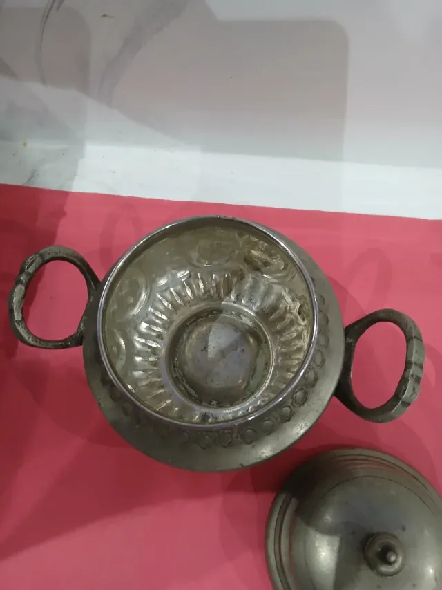 Azucarero de metal plateado con asas