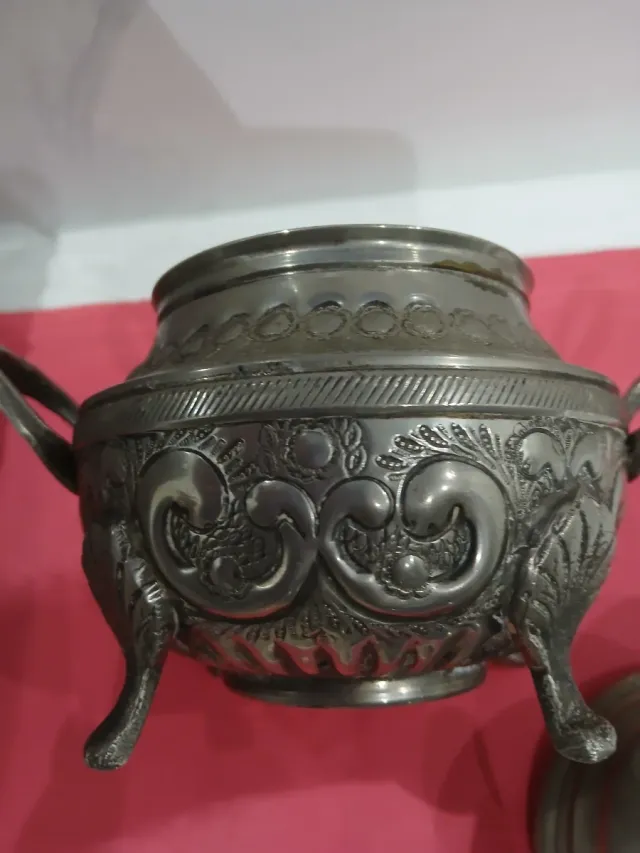 Azucarero de metal plateado con asas