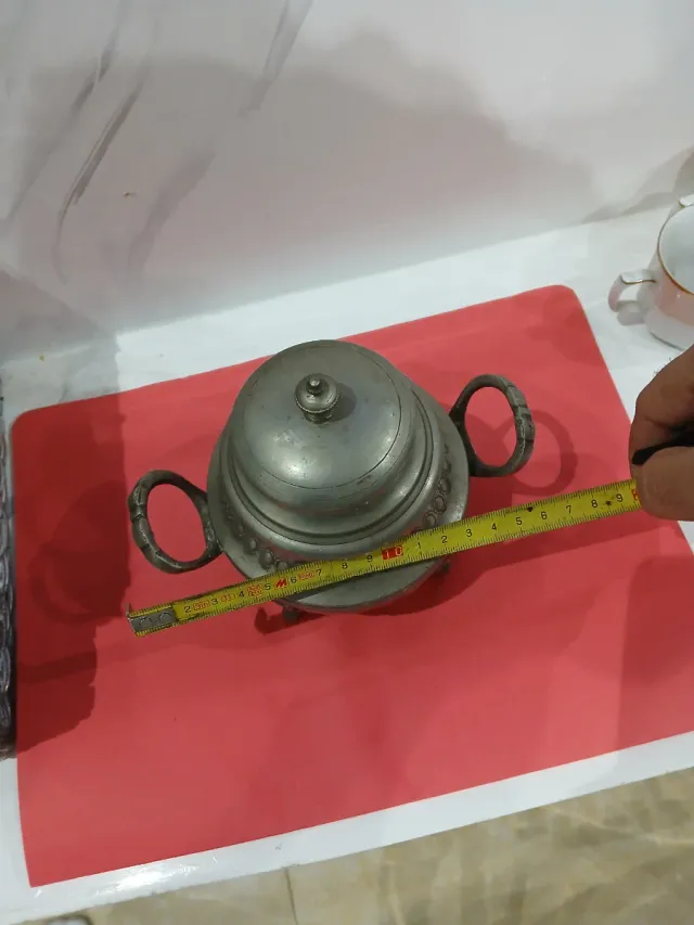 Azucarero de metal plateado con asas