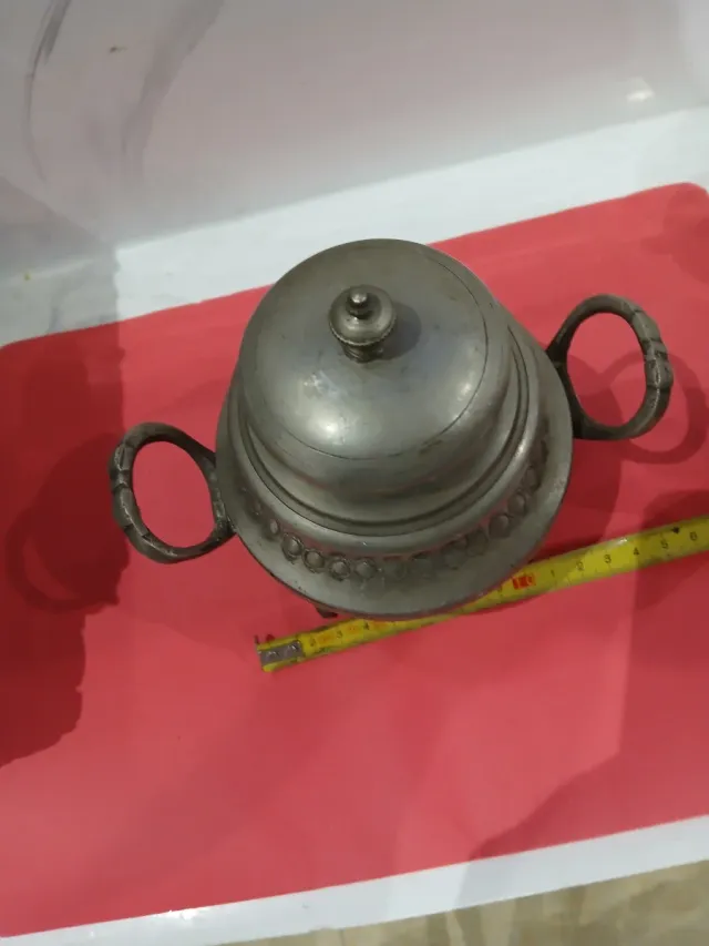 Azucarero de metal plateado con asas