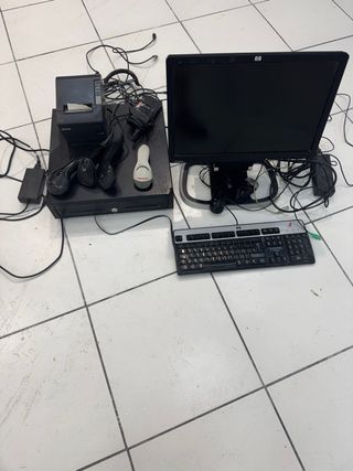 Mostrador de tienda con cristal, y caja.