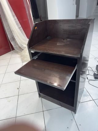 Mostrador de tienda con cristal, y caja.