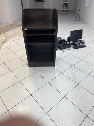 Mostrador de tienda con cristal, y caja.