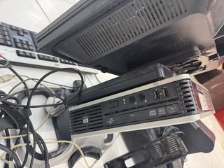 Mostrador de tienda con cristal, y caja.