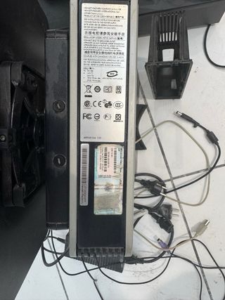 Mostrador de tienda con cristal, y caja.