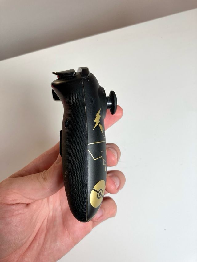 Joy-con Nintendo switch Hori Split Pad Pro Pikachu