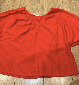 Blusa camiseta roja manga abullonada y escote en V