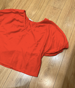 Blusa camiseta roja manga abullonada y escote en V