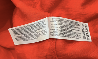 Blusa camiseta roja manga abullonada y escote en V