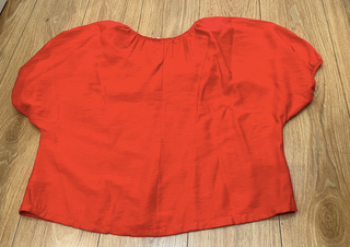 Blusa camiseta roja manga abullonada y escote en V