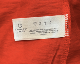 Blusa camiseta roja manga abullonada y escote en V