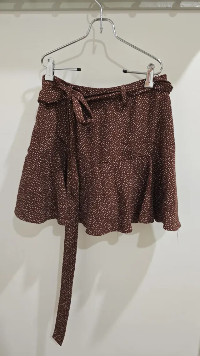Falda corta marrón lunares blancos