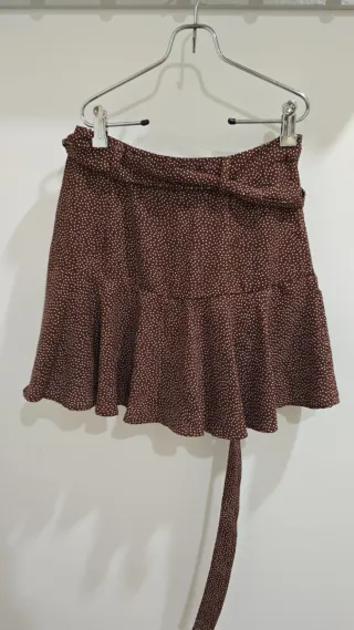 Falda corta marrón lunares blancos