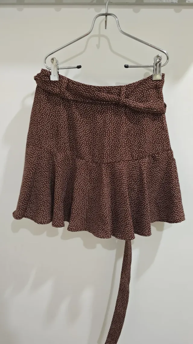 Falda corta marrón lunares blancos