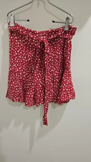 Falda corta roja con estampado floral