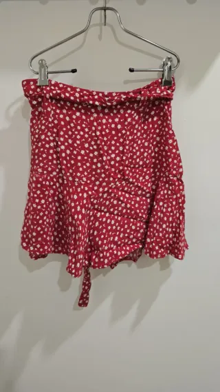 Falda corta roja con estampado floral