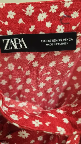Falda corta roja con estampado floral