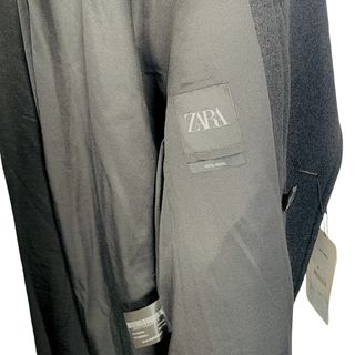 Abrigo de hombre de la marca Zara.