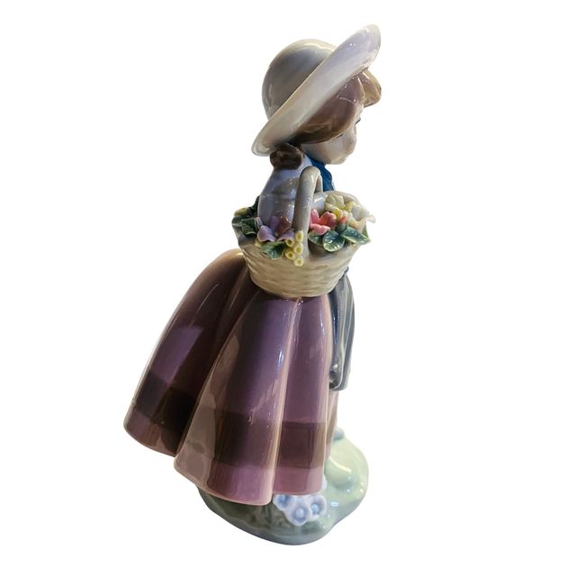 Figura porcelana Lladró. Niña con dulce perfume.