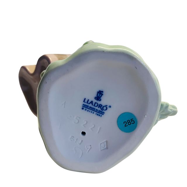 Figura porcelana Lladró. Niña con dulce perfume.