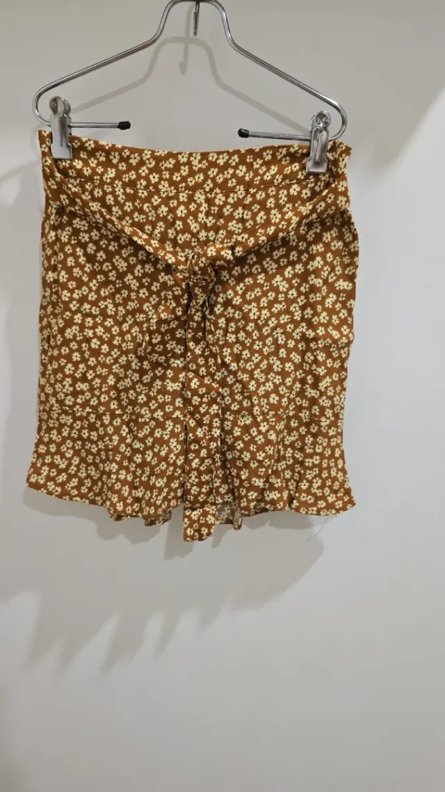 Falda corta marrón con estampado floral