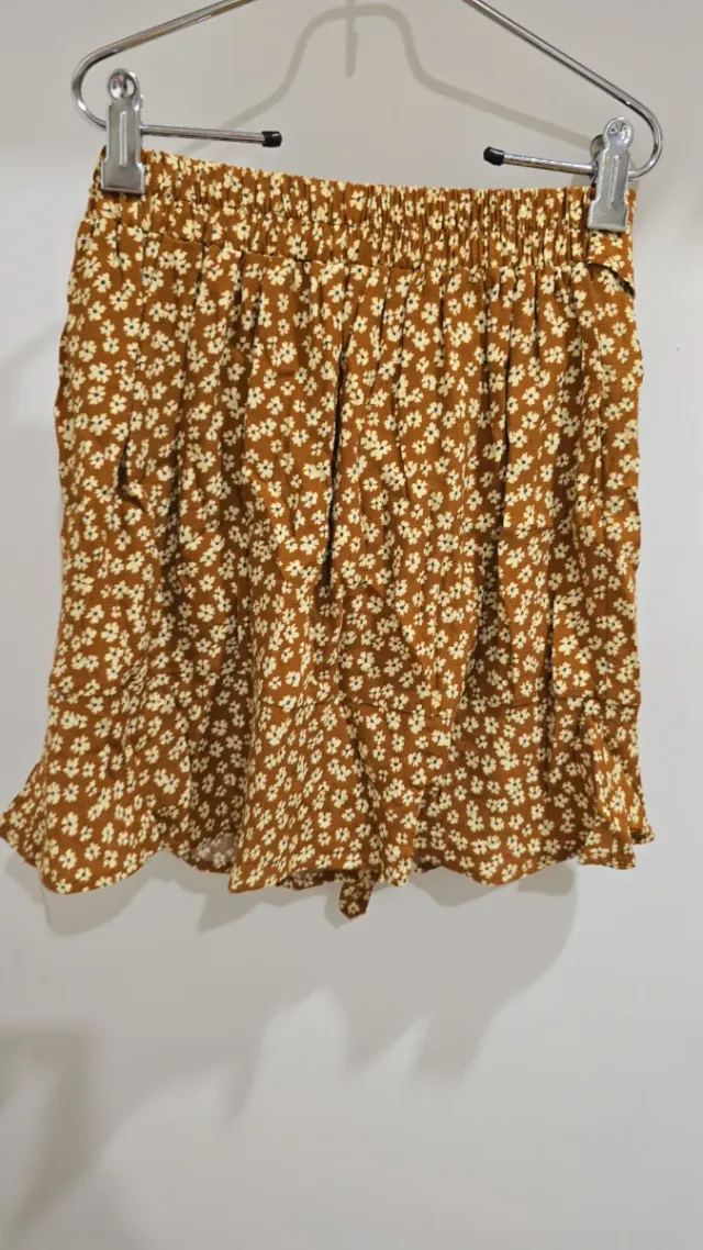 Falda corta marrón con estampado floral