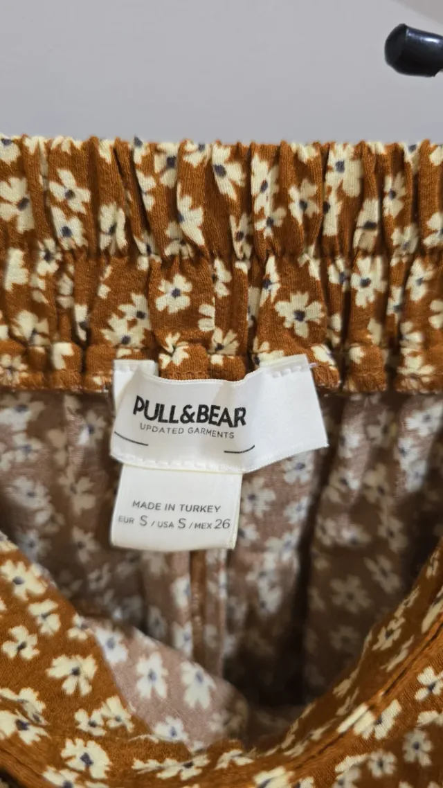 Falda corta marrón con estampado floral