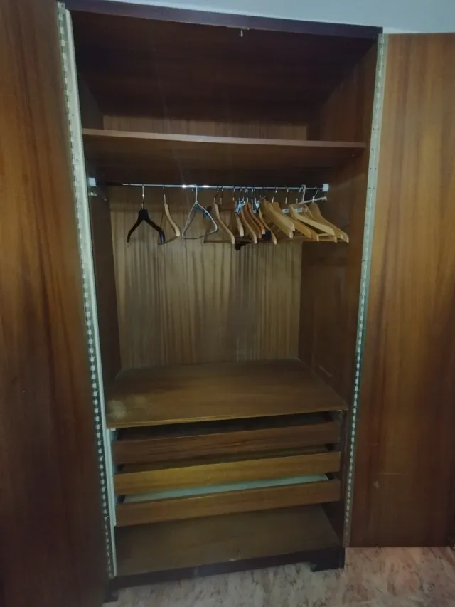 Armario ropero vintage madera beige y marrón