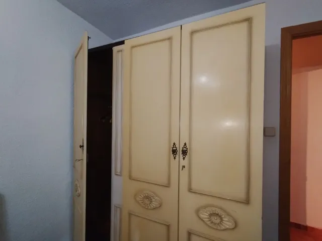 Armario ropero vintage madera beige y marrón