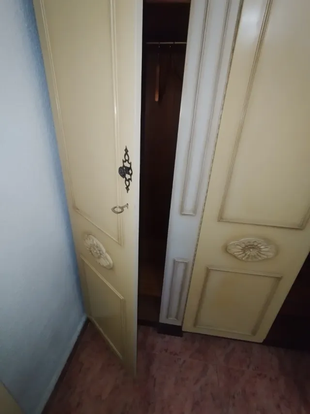 Armario ropero vintage madera beige y marrón