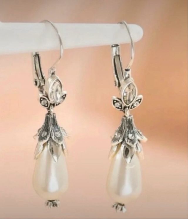 Pendientes plateados con perlas