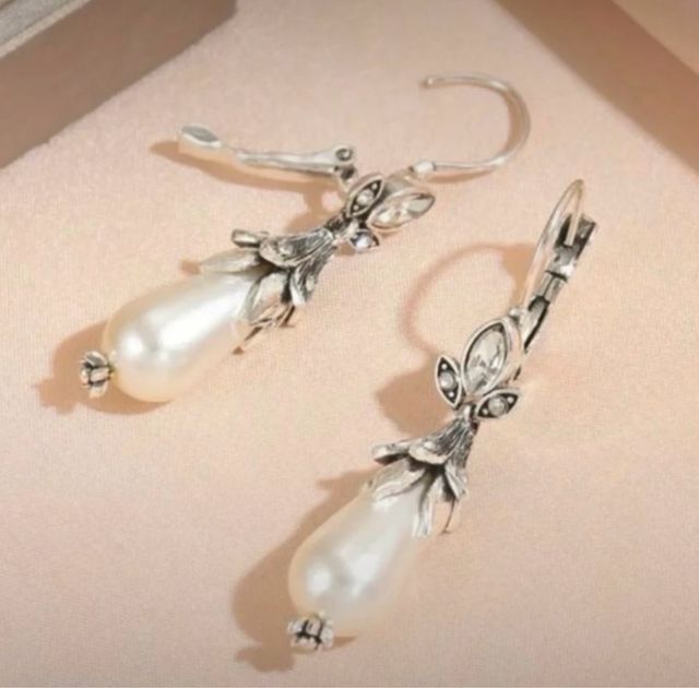 Pendientes plateados con perlas