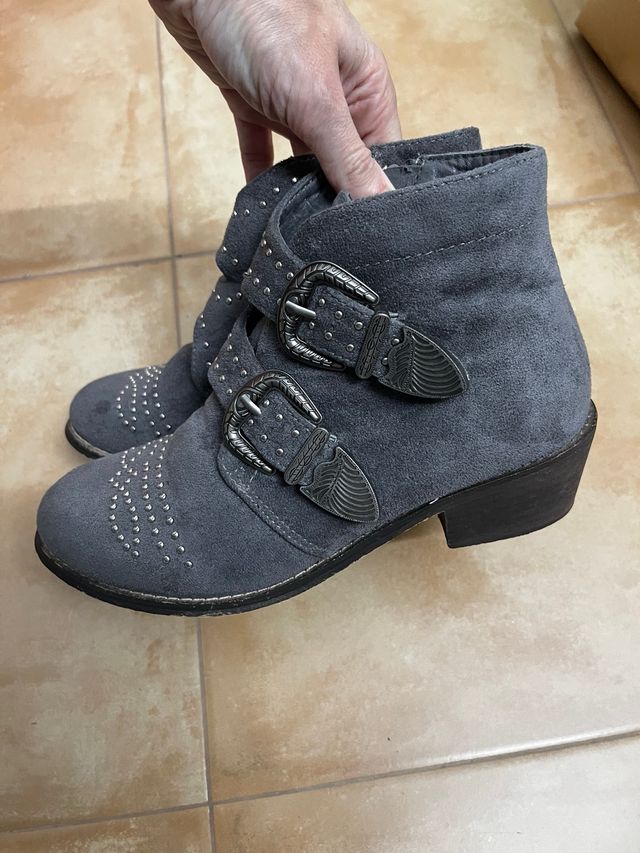 Botines grises con tachuelas y hebillas