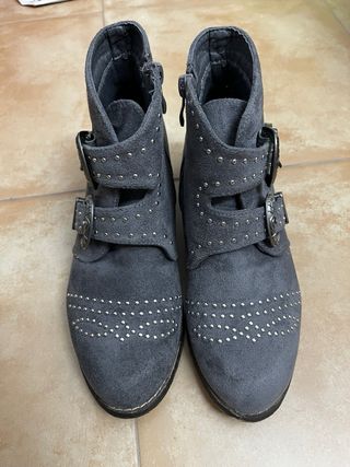 Botines grises con tachuelas y hebillas