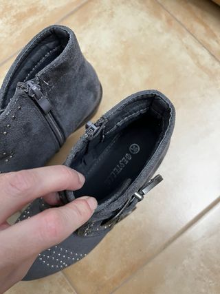 Botines grises con tachuelas y hebillas