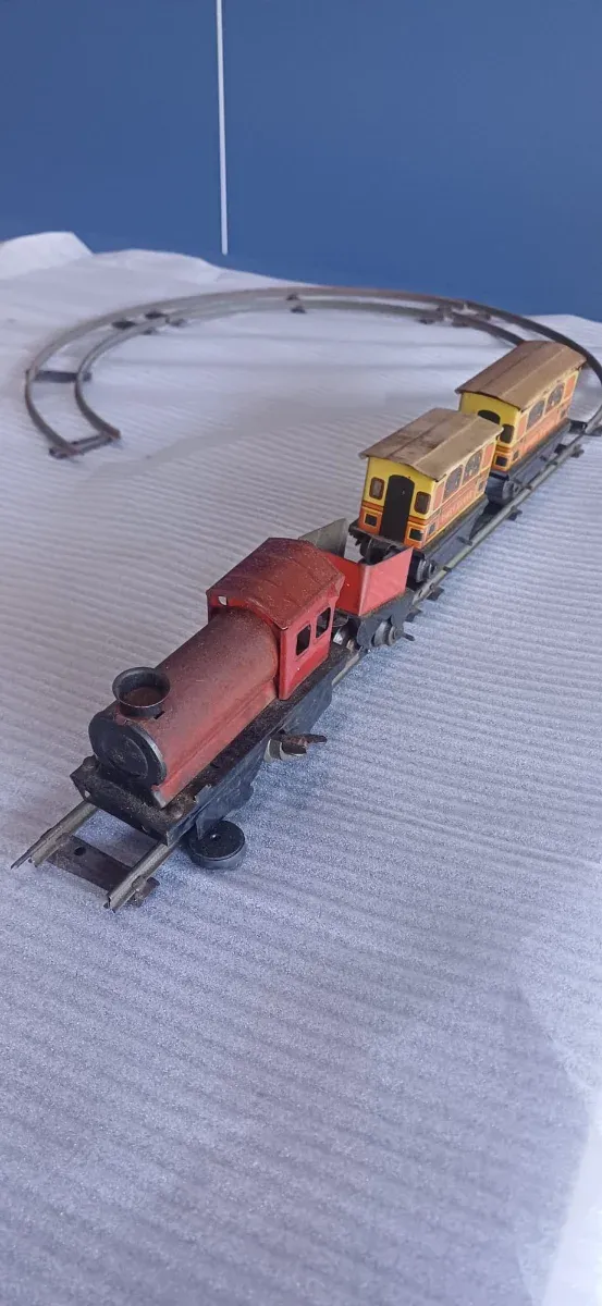 Treno giocattolo antico