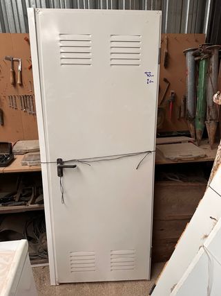 Puerta blanca de aluminio