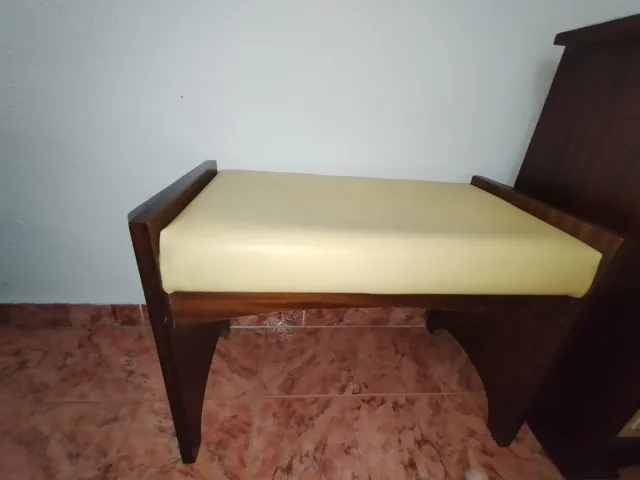 Banqueta de madera y tela beige