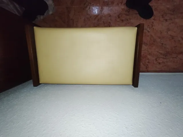 Banqueta de madera y tela beige